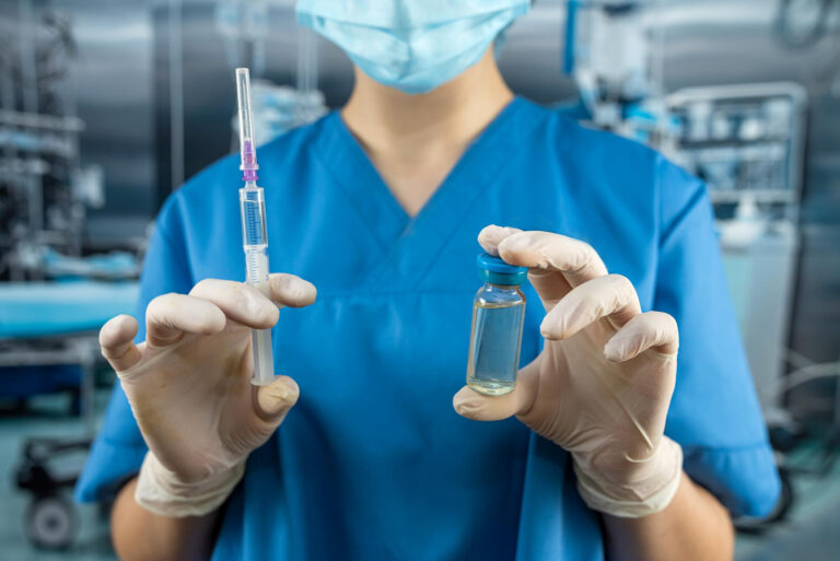 portret-ladnej-pielegniarki-przygotowujacej-sie-do-wstrzykniecia-szczepionki-koronawirusowej-covid-19